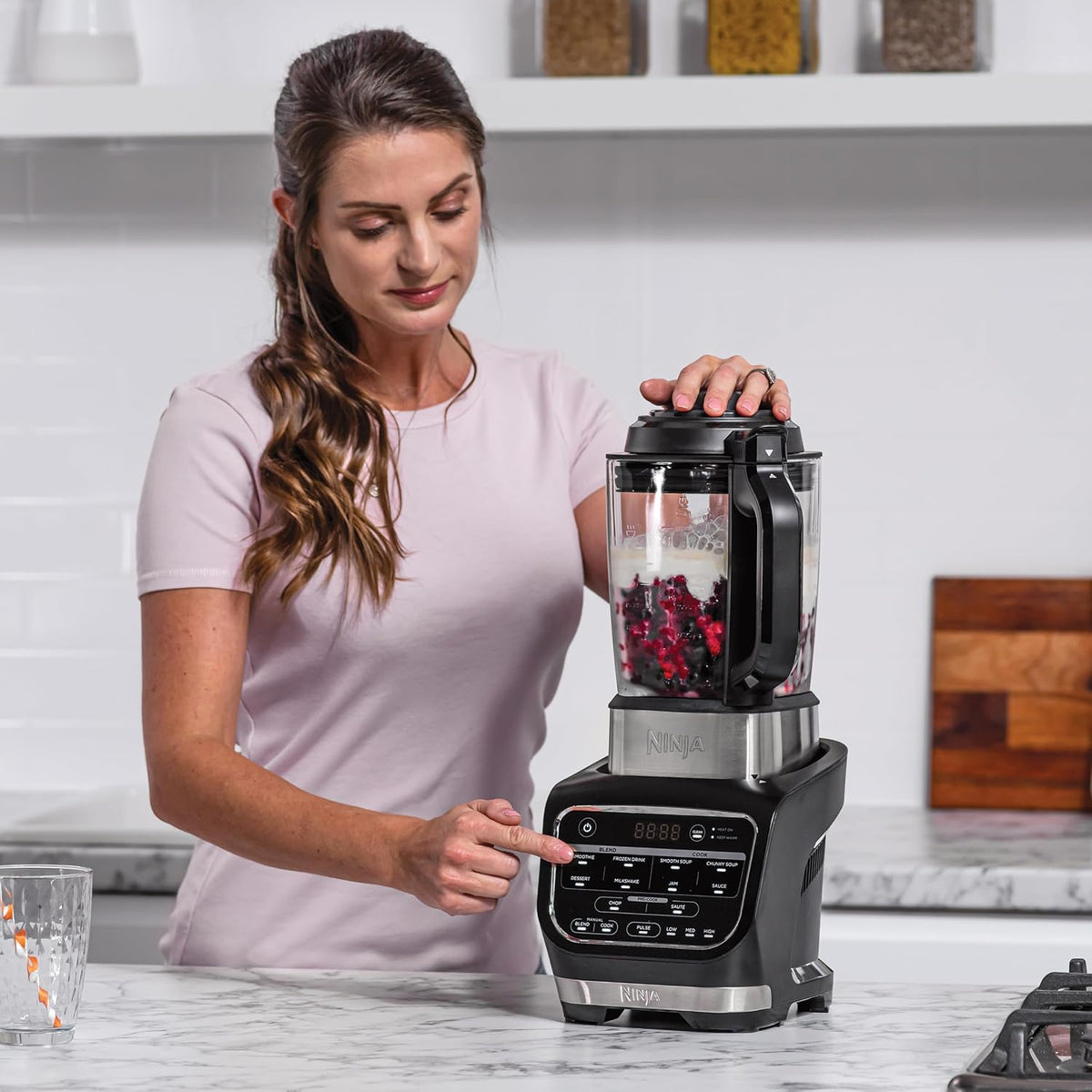 Ninja Foodi Mixer & Suppenbereiter, 10 Auto-iQ-Programme, 1,7L Glaskrug, heißer & kalter Mixer, integriertes Heizelement, Stampfer, Reinigungsprogramm & Bürste, 1000W, Schwarz HB150EU